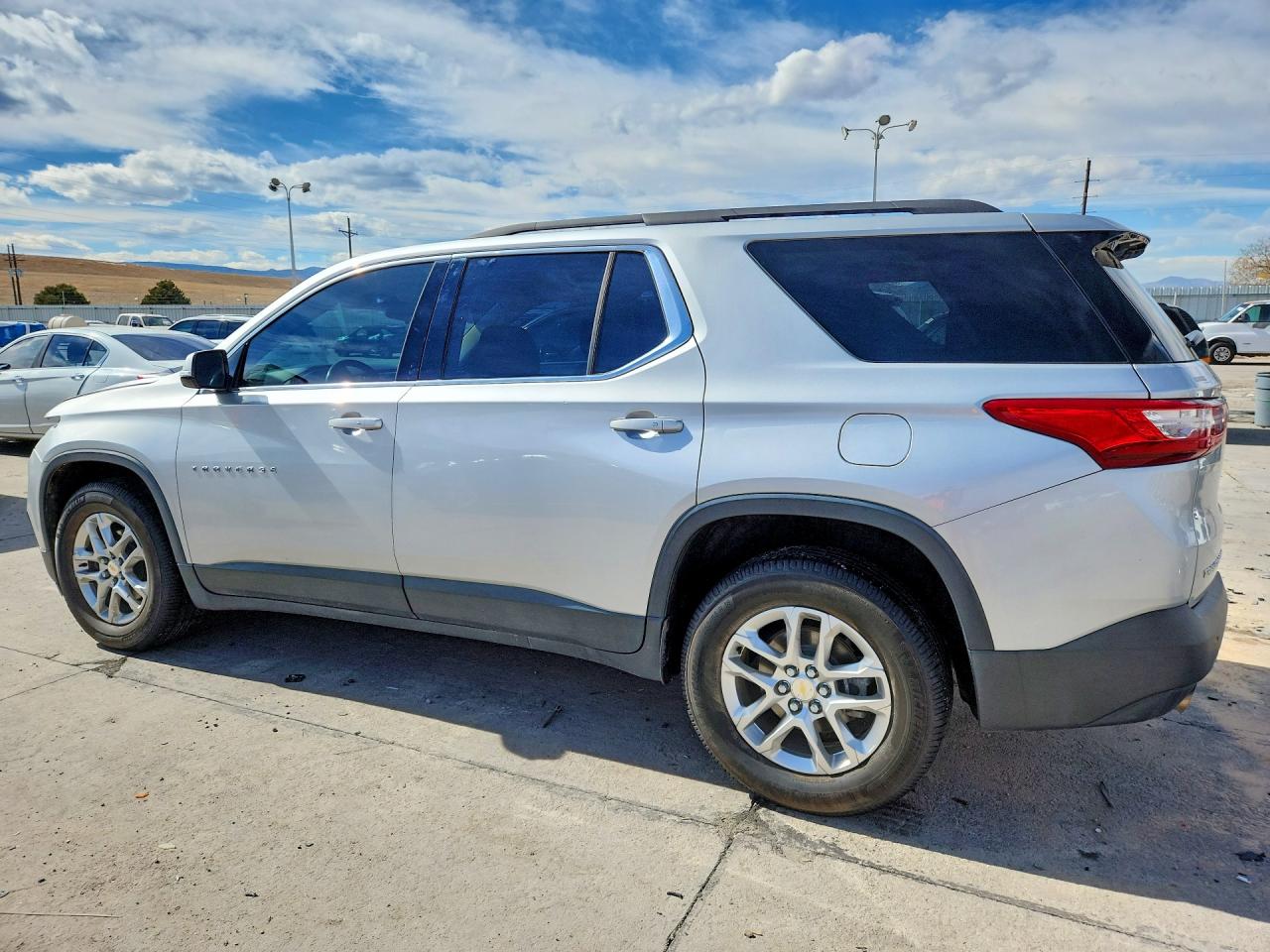 2020 CHEVROLET TRAVERSE LT photo 4