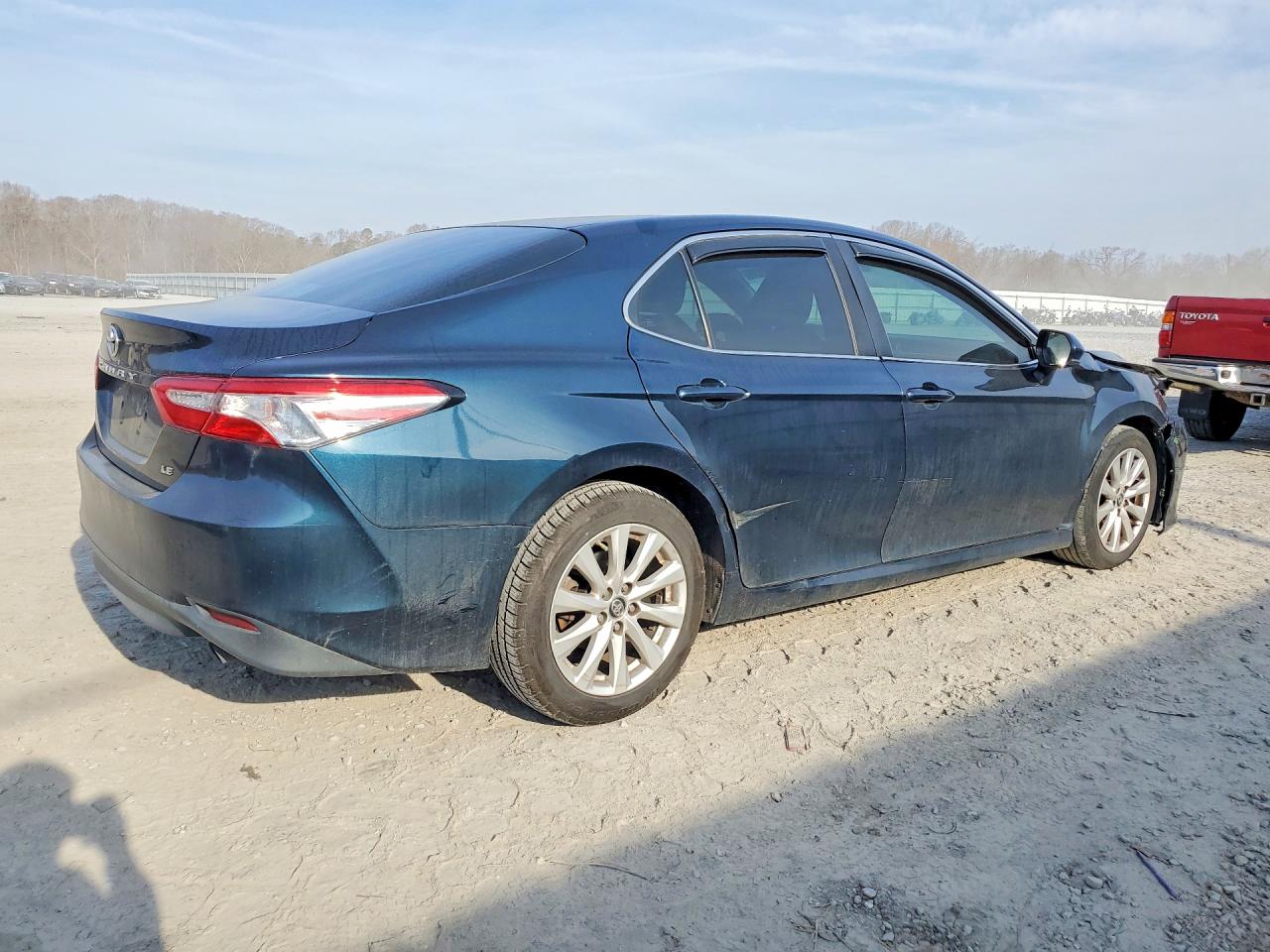 2018 TOYOTA CAMRY LE photo 3