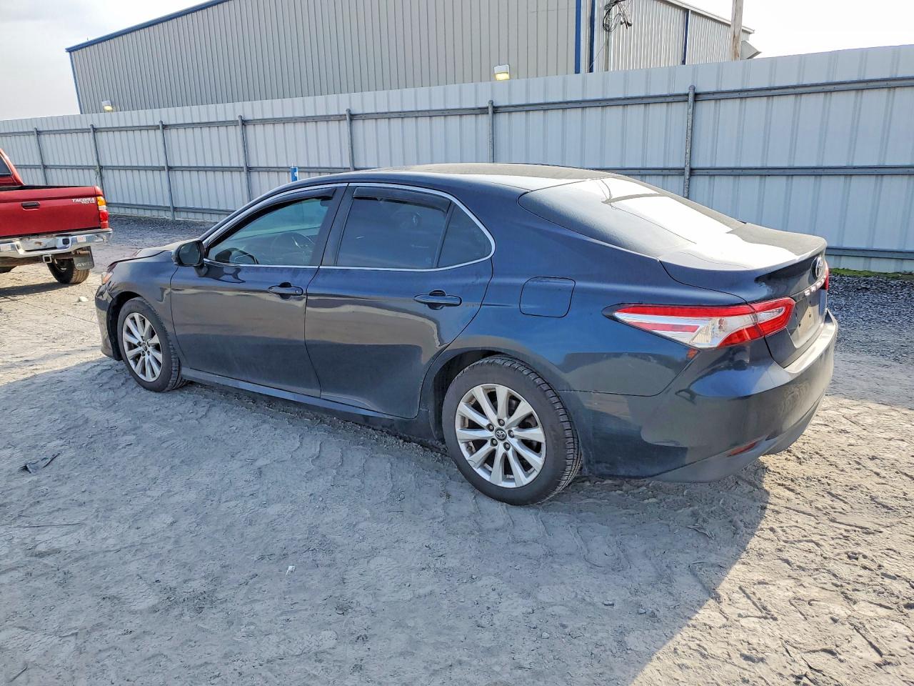 2018 TOYOTA CAMRY LE photo 2