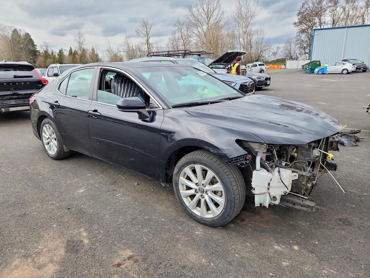 2019 TOYOTA CAMRY LE photo 4