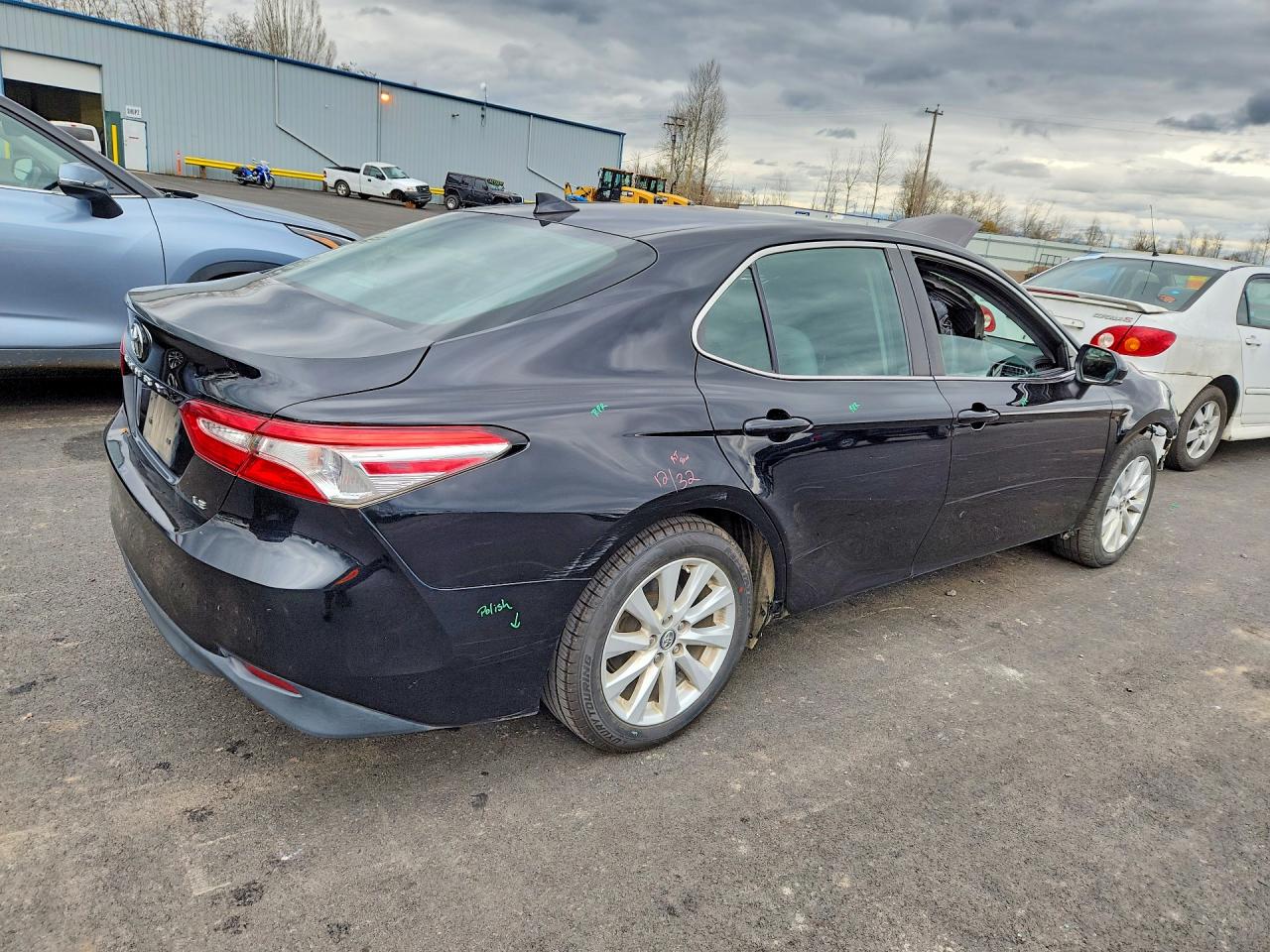 2019 TOYOTA CAMRY LE photo 3