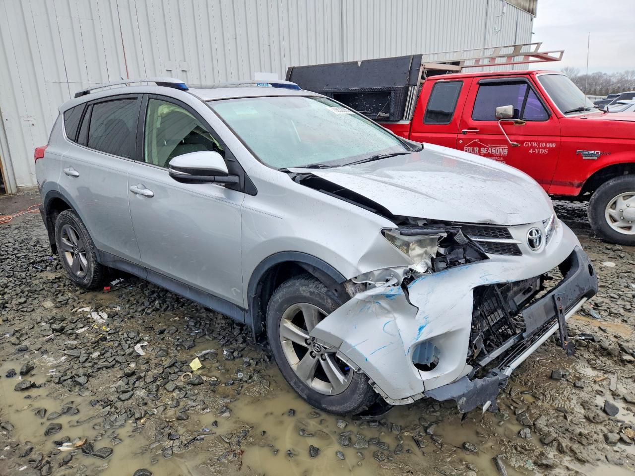 2015 TOYOTA RAV4 XLE photo 4