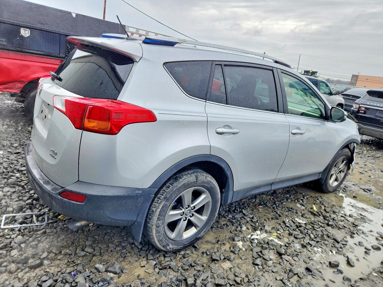 2015 TOYOTA RAV4 XLE photo 3