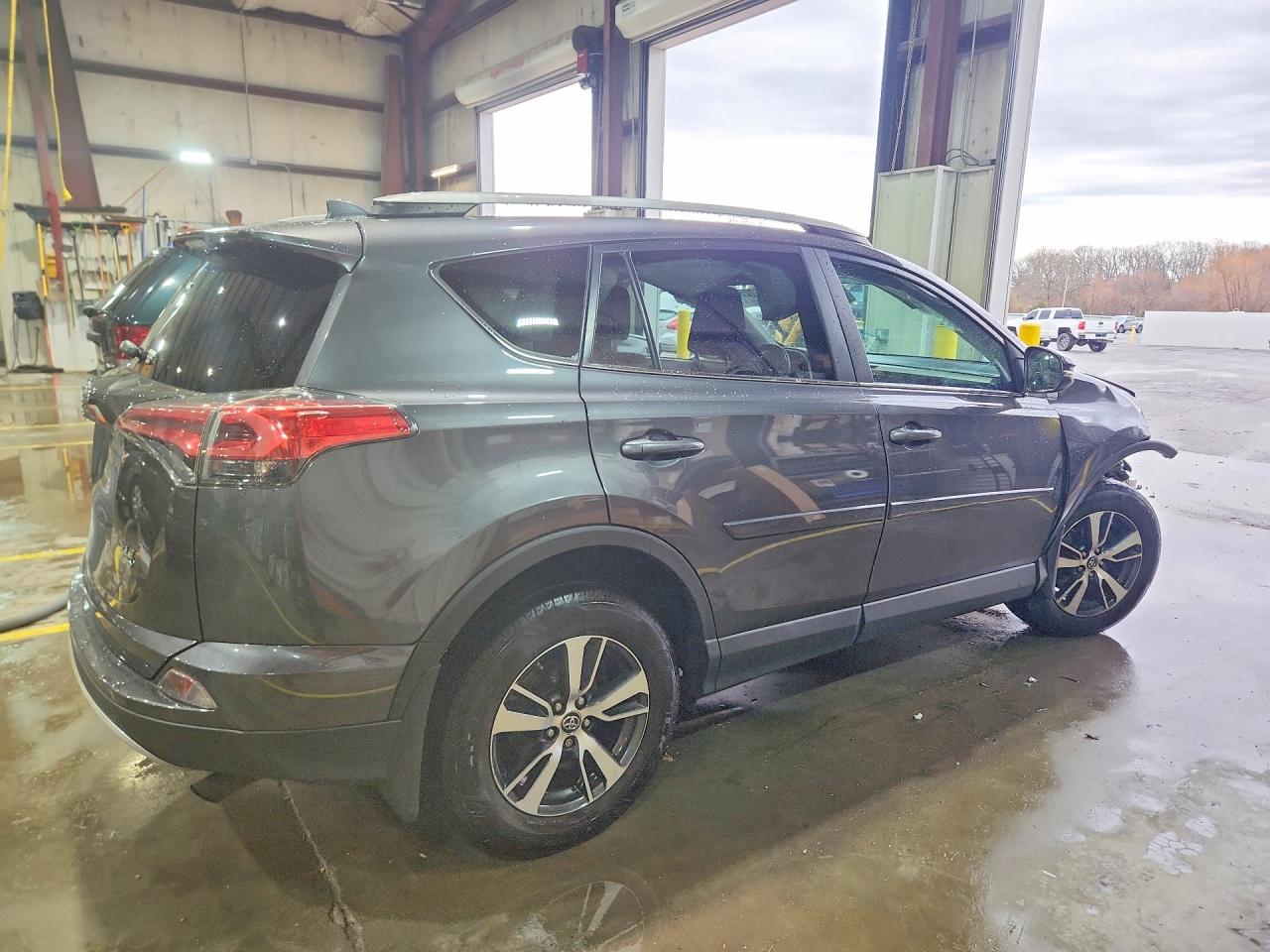 2017 TOYOTA RAV4 XLE photo 3