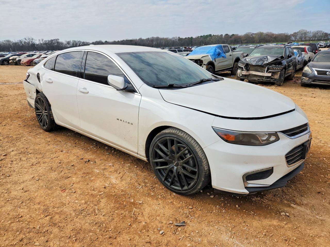 2017 CHEVROLET MALIBU LT photo 4