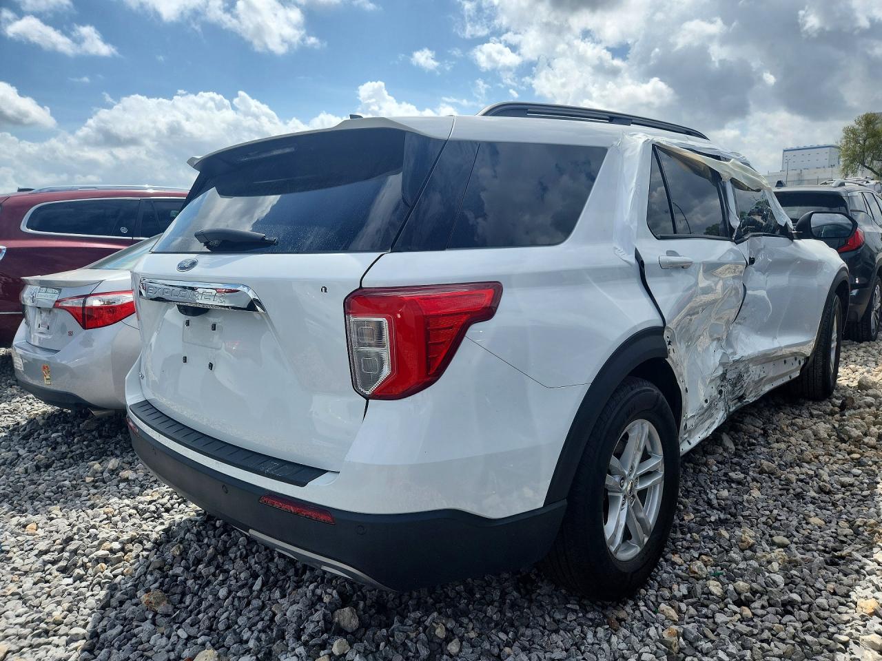2023 FORD EXPLORER XLT photo 3