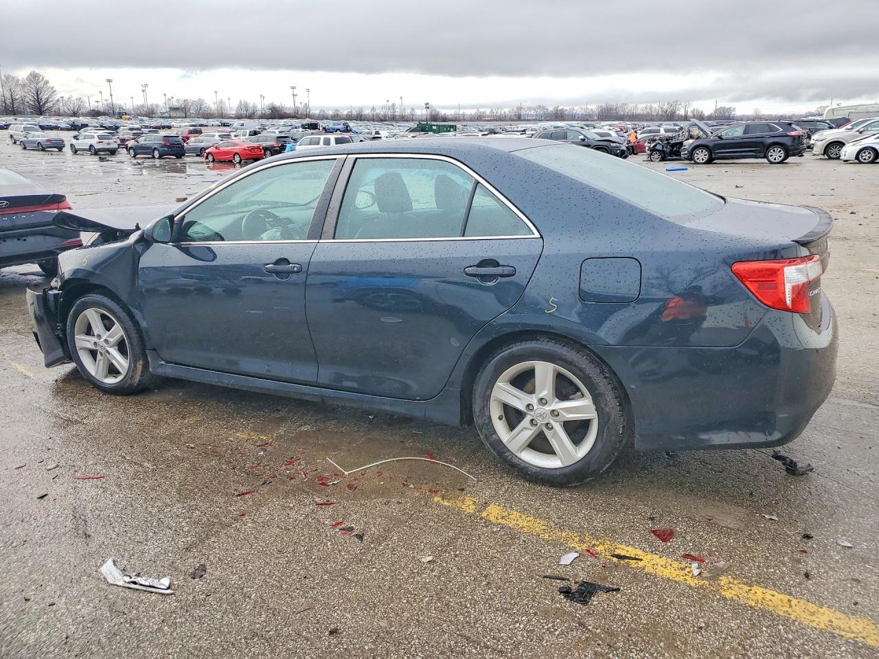 2014 TOYOTA CAMRY SE photo 2