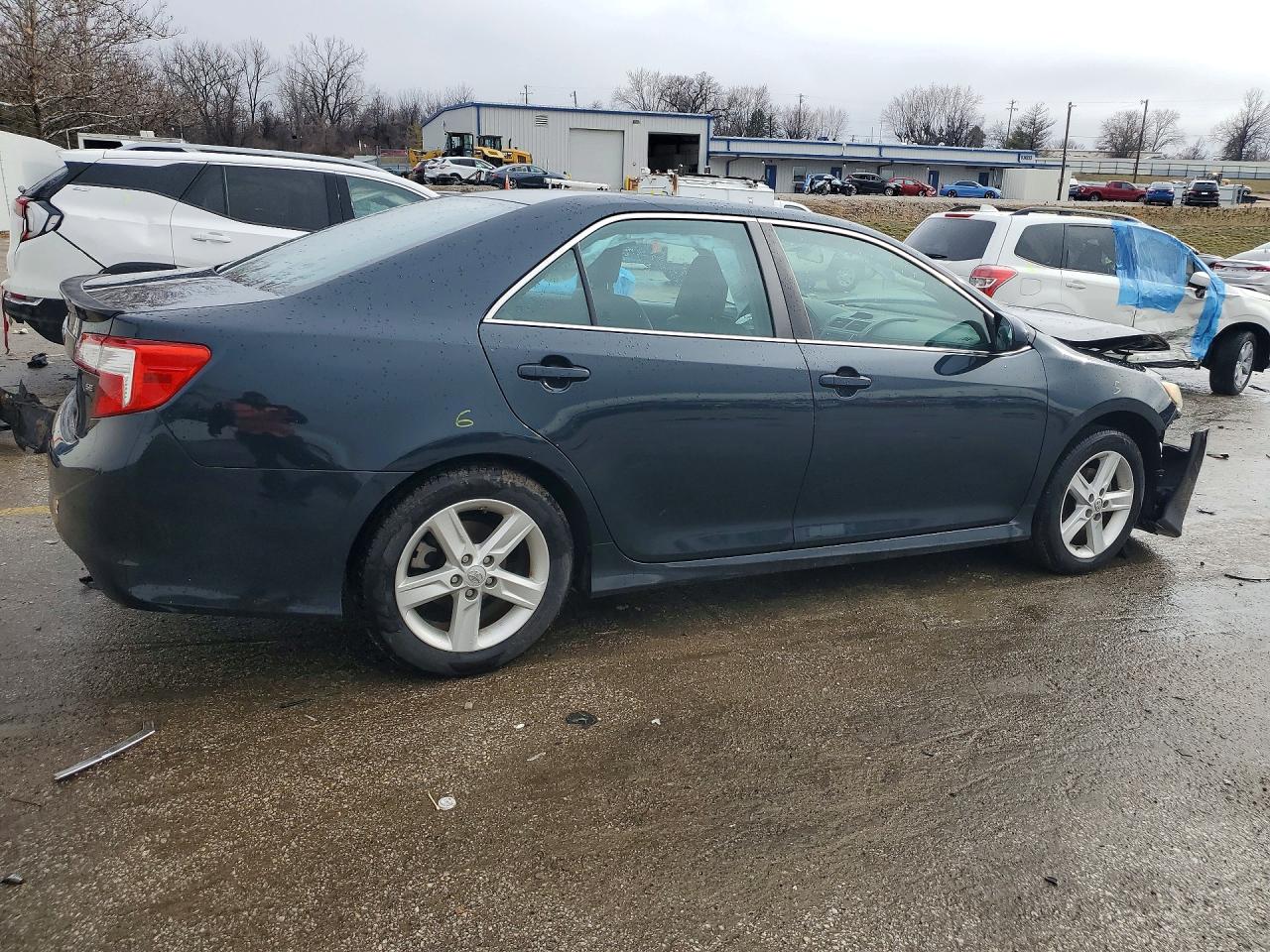 2014 TOYOTA CAMRY SE photo 3