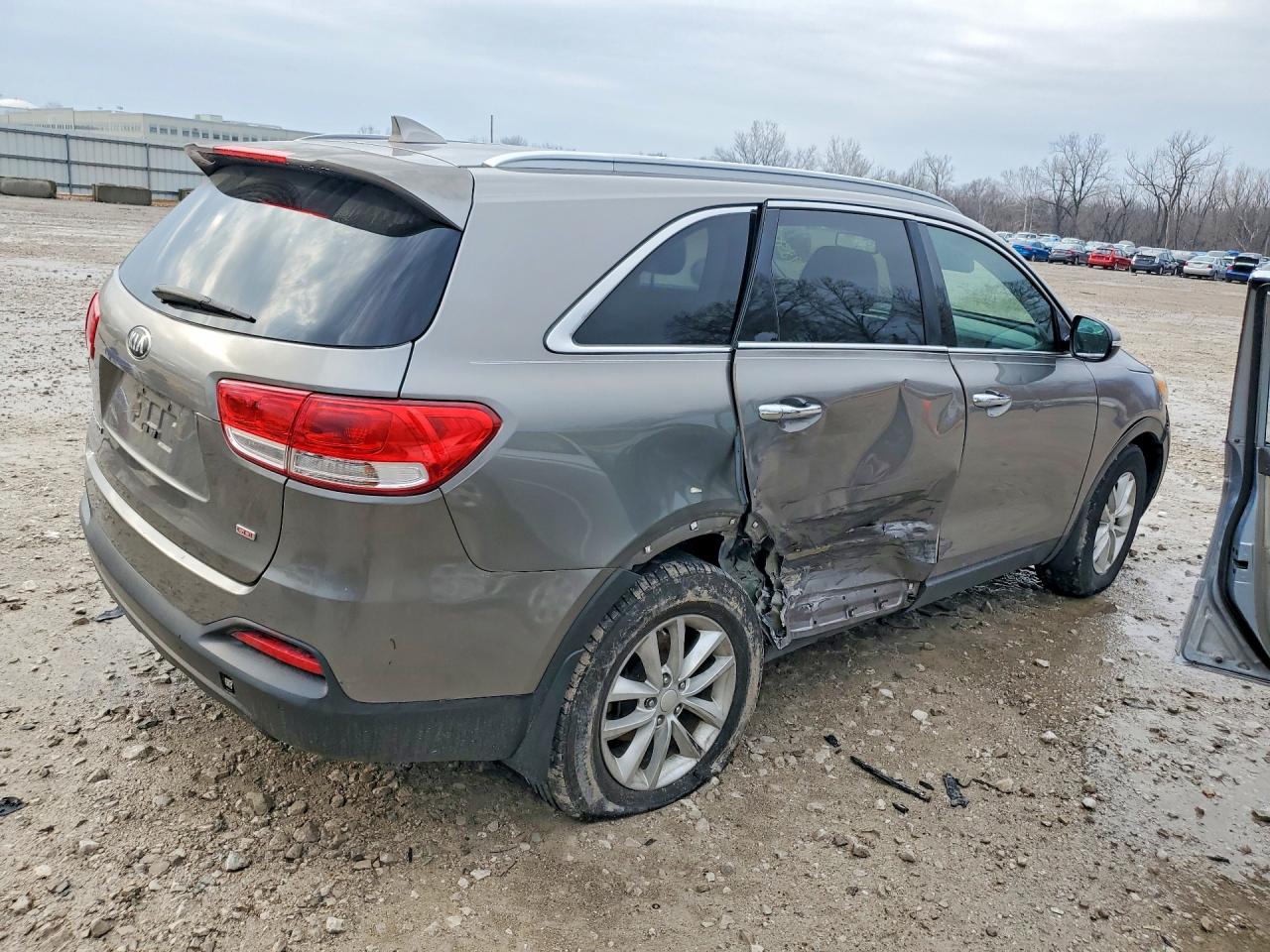 2016 KIA SORENTO LX photo 3