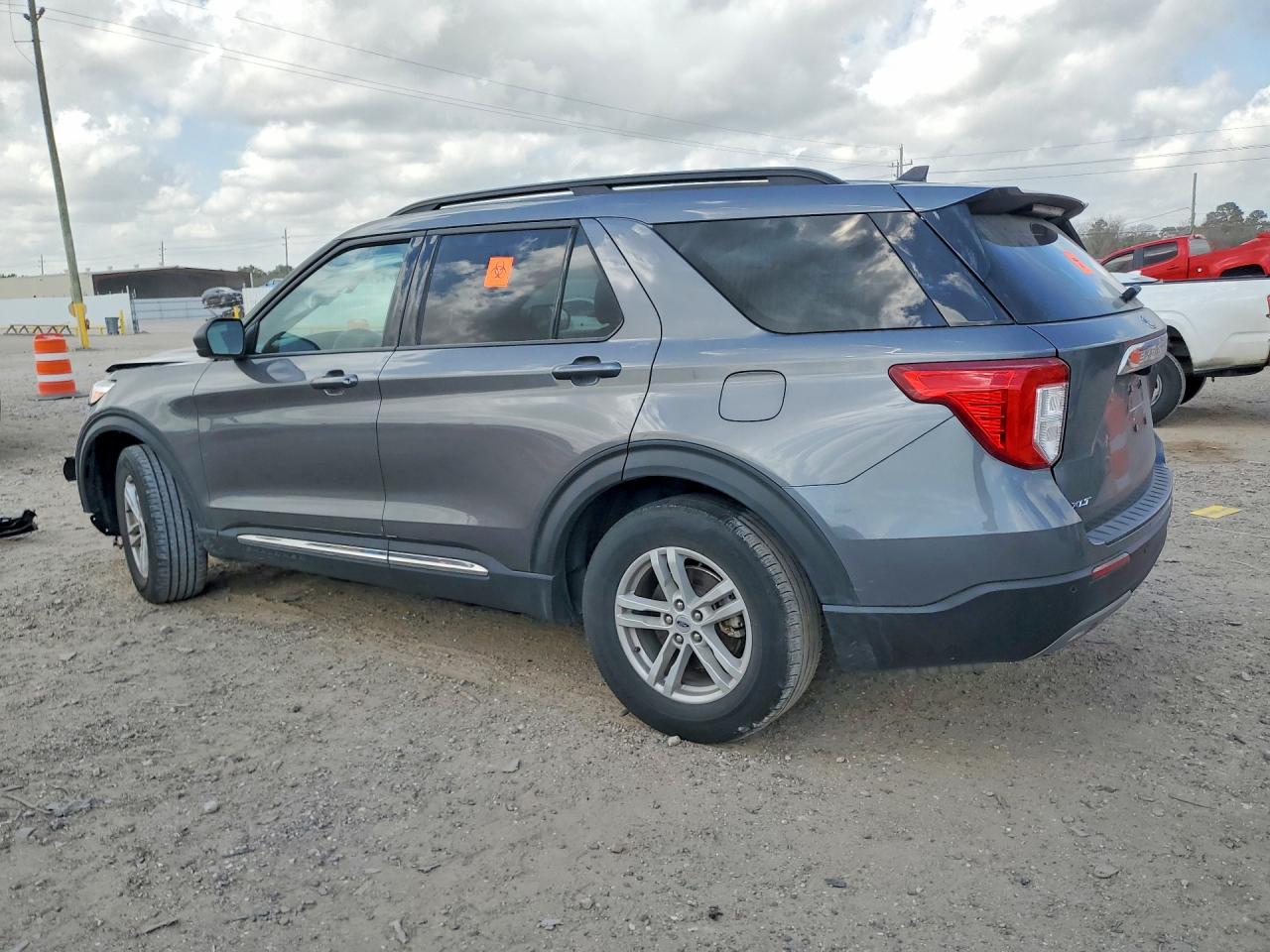 2024 FORD EXPLORER XLT photo 3