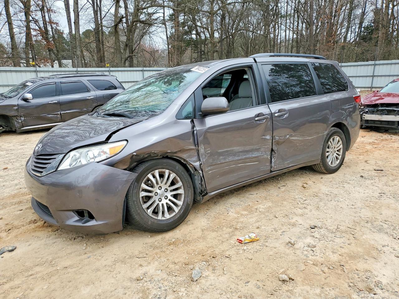 2016 TOYOTA SIENNA