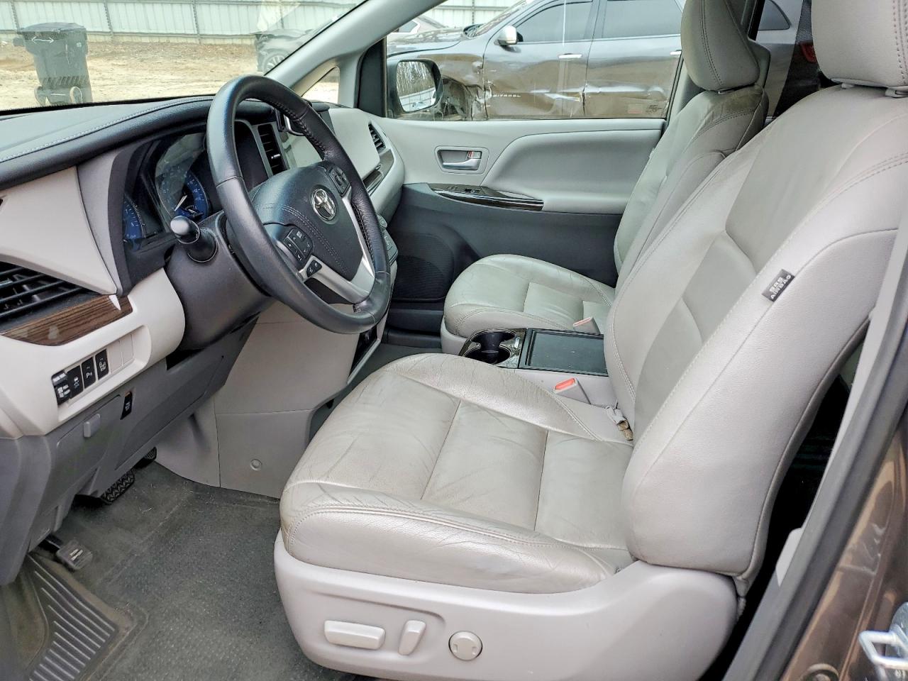 2016 TOYOTA SIENNA XLE 8-PASSENGER photo 13