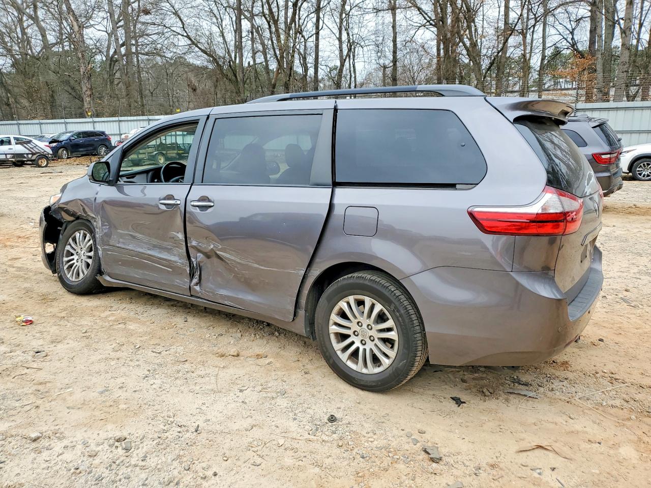 2016 TOYOTA SIENNA XLE 8-PASSENGER photo 3