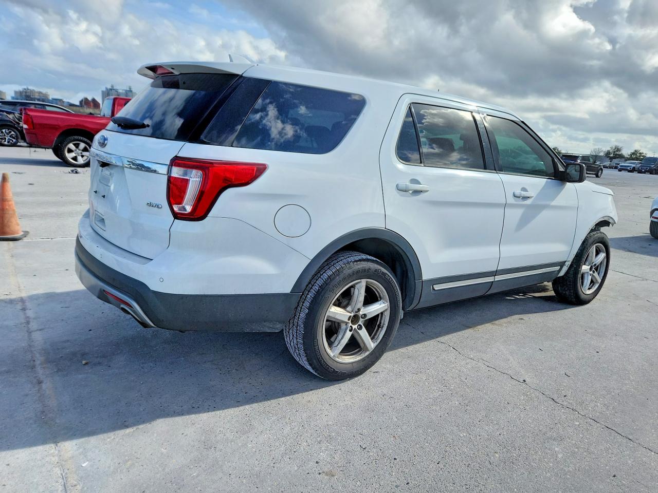 2017 FORD EXPLORER XLT photo 5