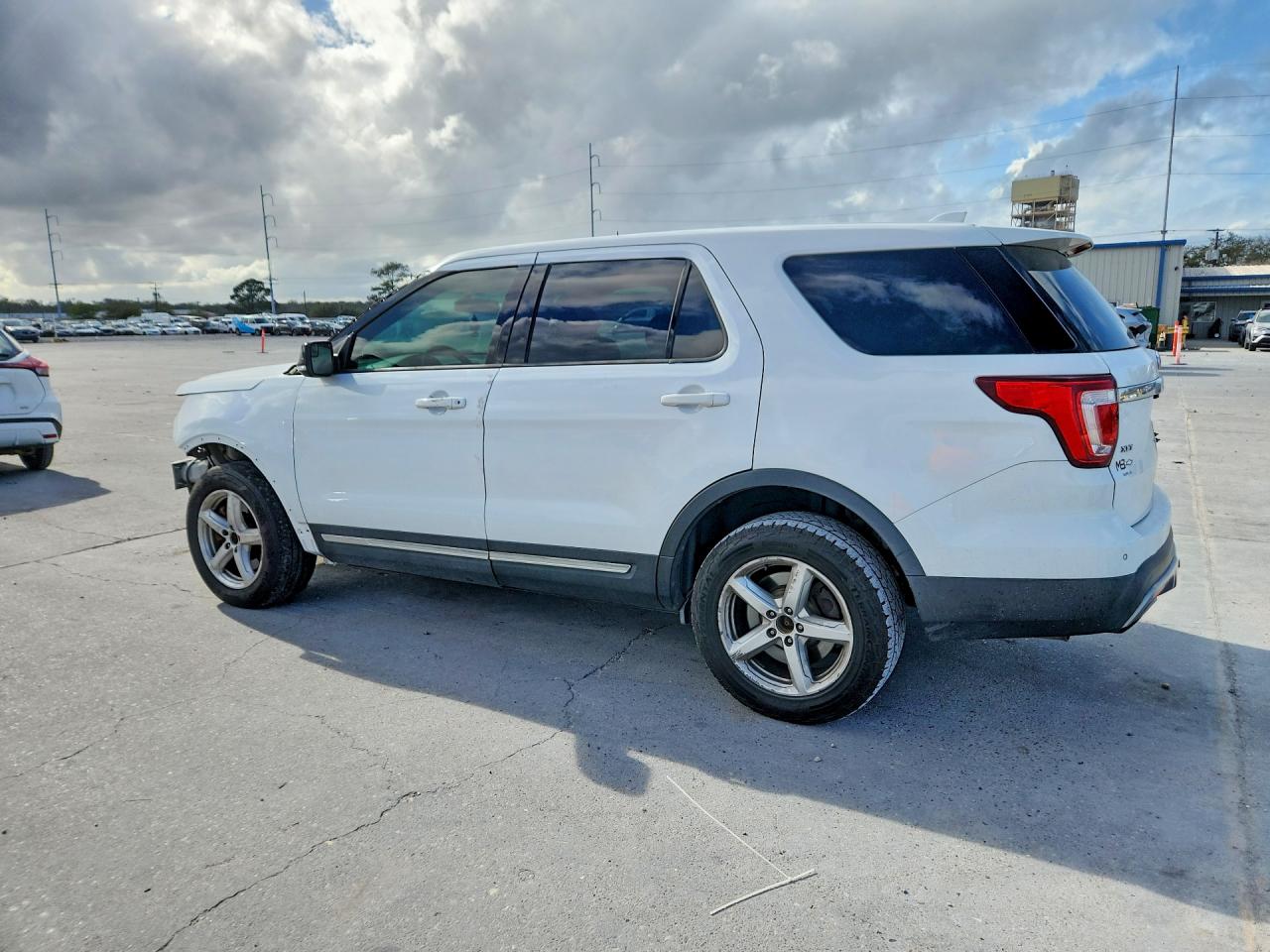 2017 FORD EXPLORER XLT photo 3