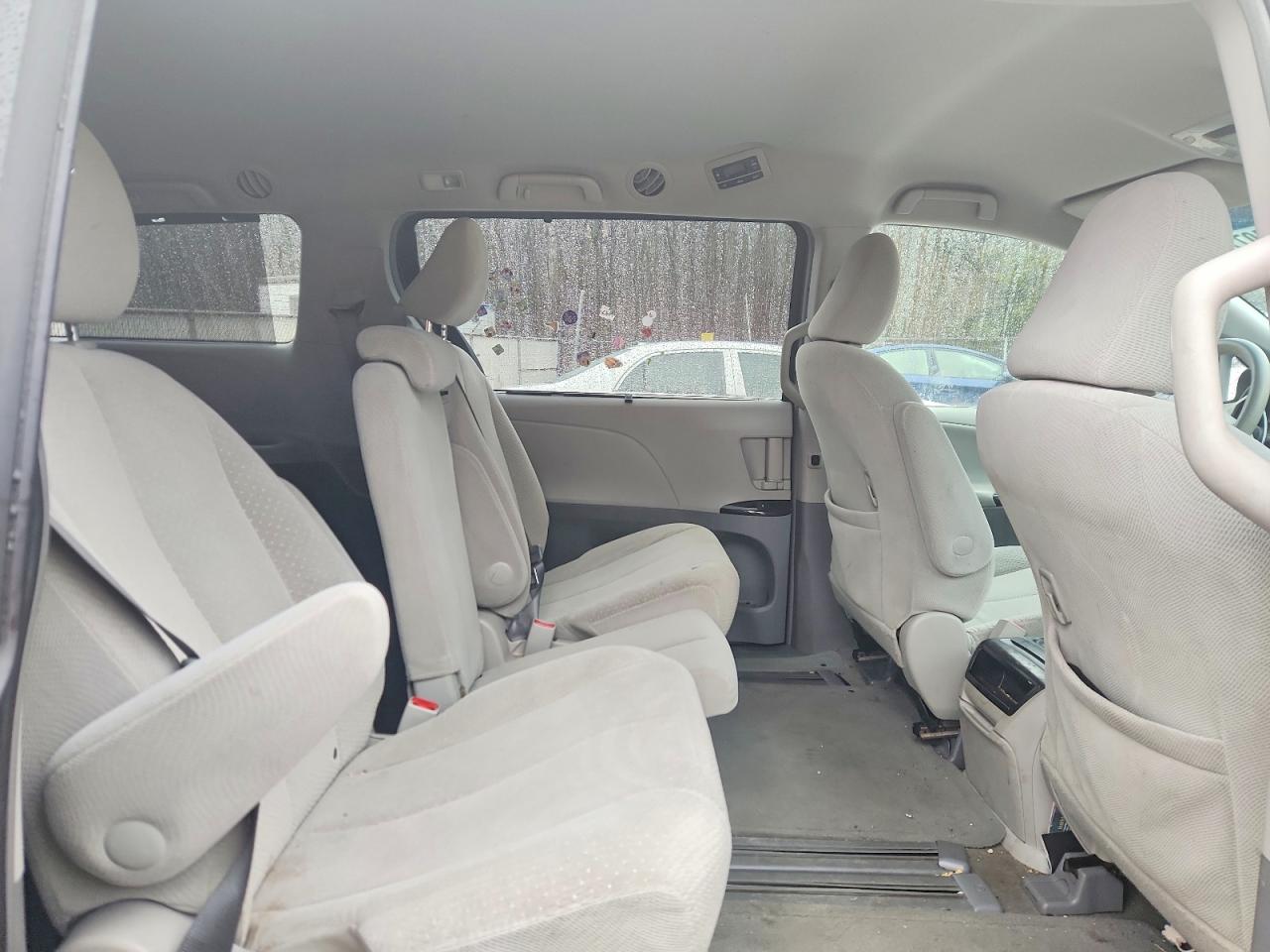 2014 TOYOTA SIENNA LE 8-PASSENGER photo 11