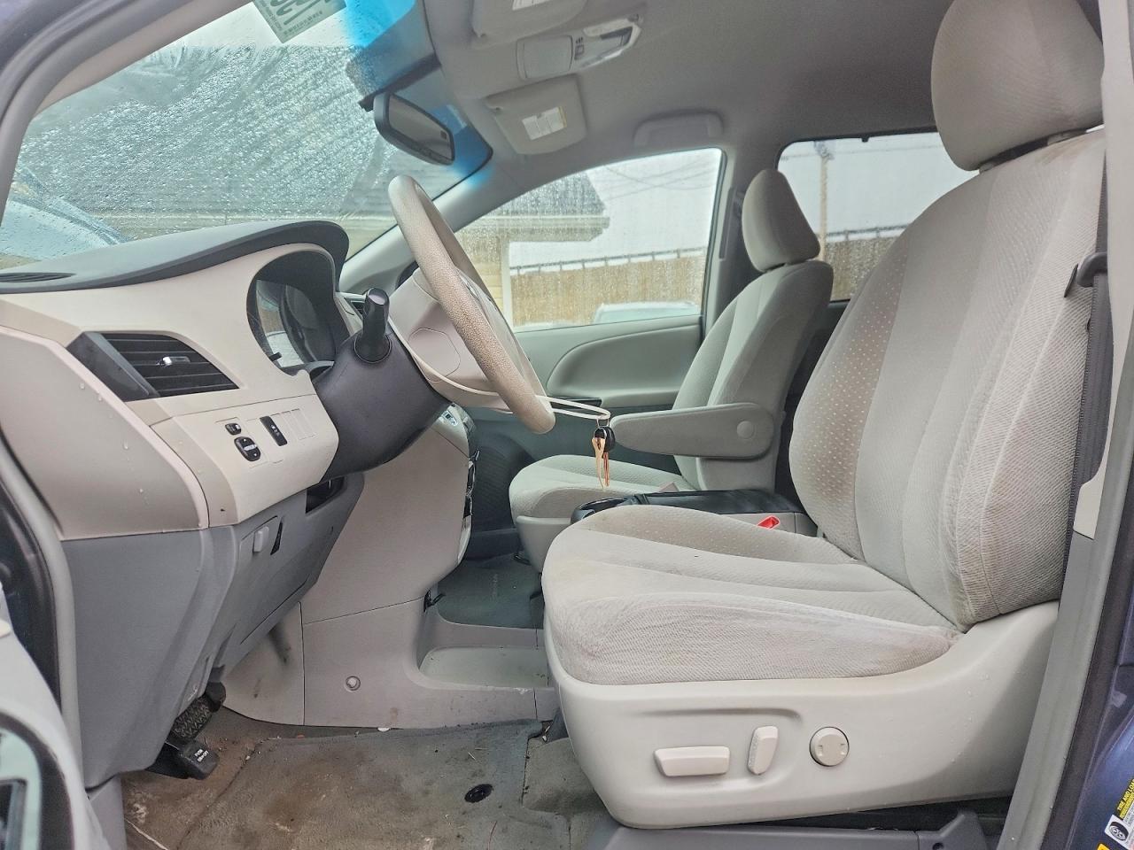 2014 TOYOTA SIENNA LE 8-PASSENGER photo 7