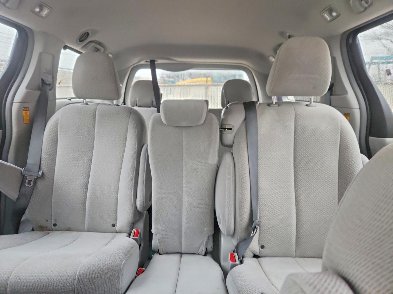 2014 TOYOTA SIENNA LE 8-PASSENGER photo 10