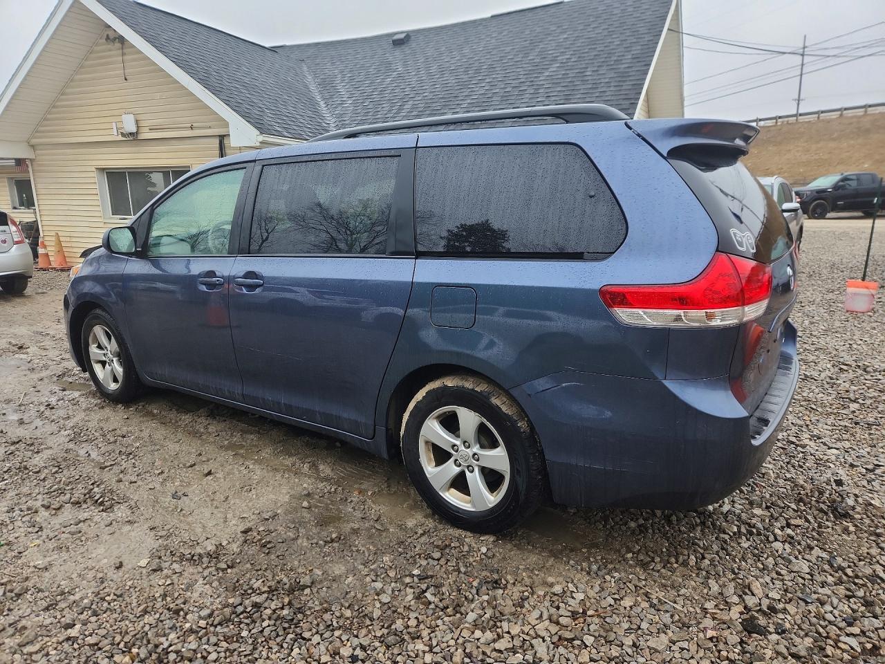 2014 TOYOTA SIENNA LE 8-PASSENGER photo 2