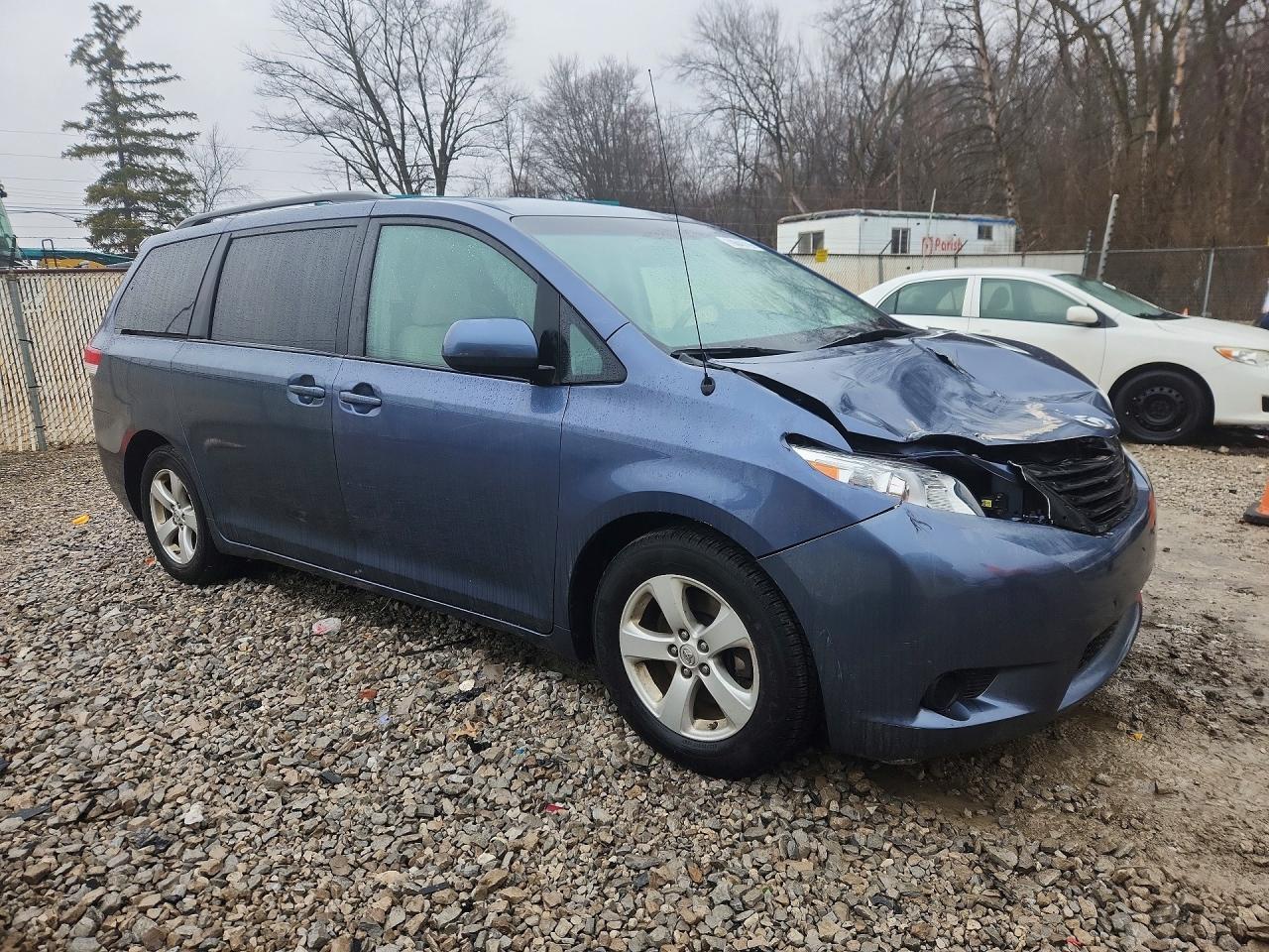 2014 TOYOTA SIENNA LE 8-PASSENGER photo 4