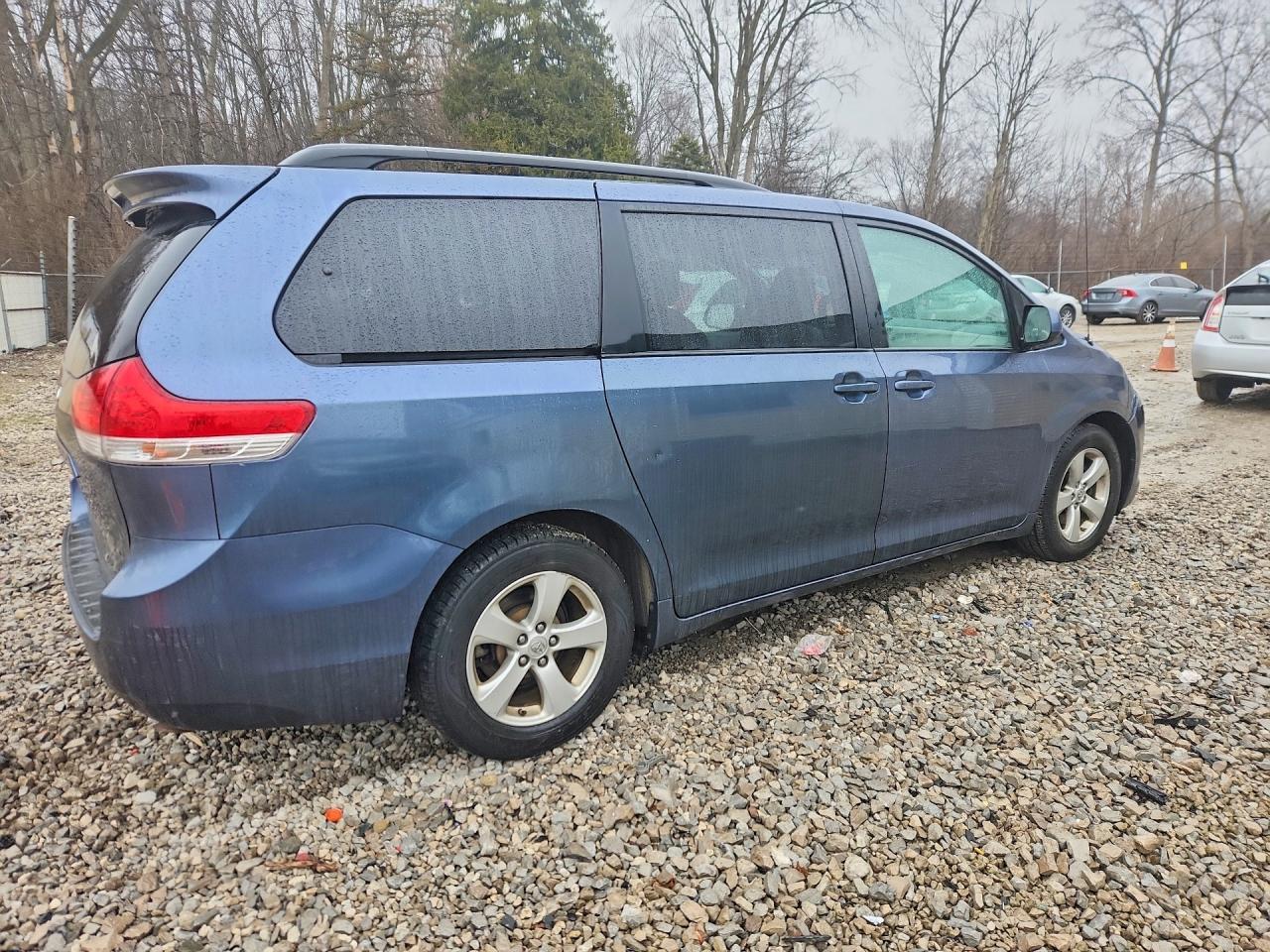 2014 TOYOTA SIENNA LE 8-PASSENGER photo 3