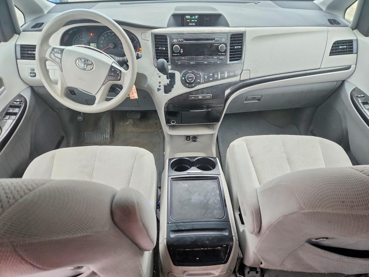 2014 TOYOTA SIENNA LE 8-PASSENGER photo 8