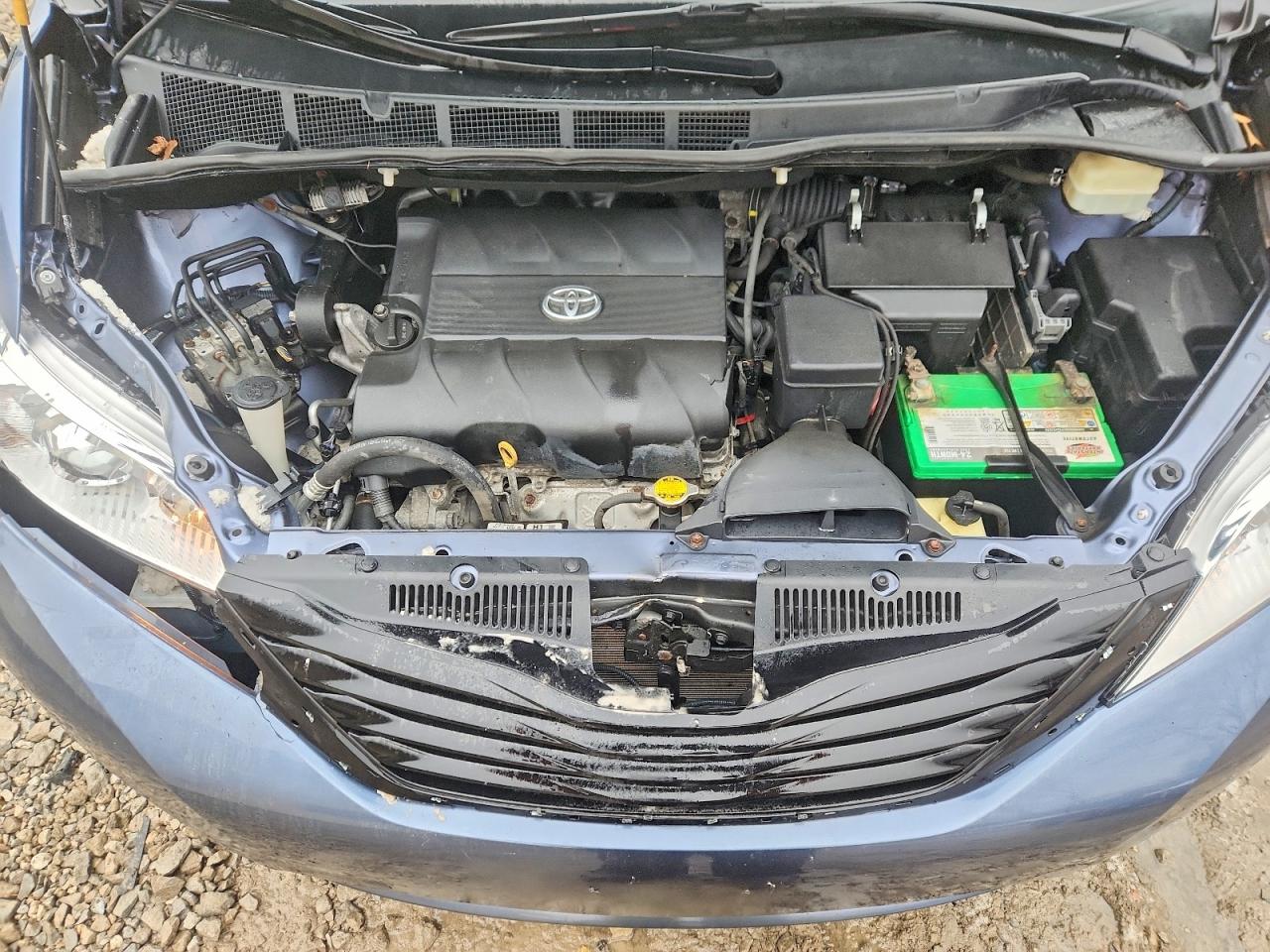 2014 TOYOTA SIENNA LE 8-PASSENGER photo 12