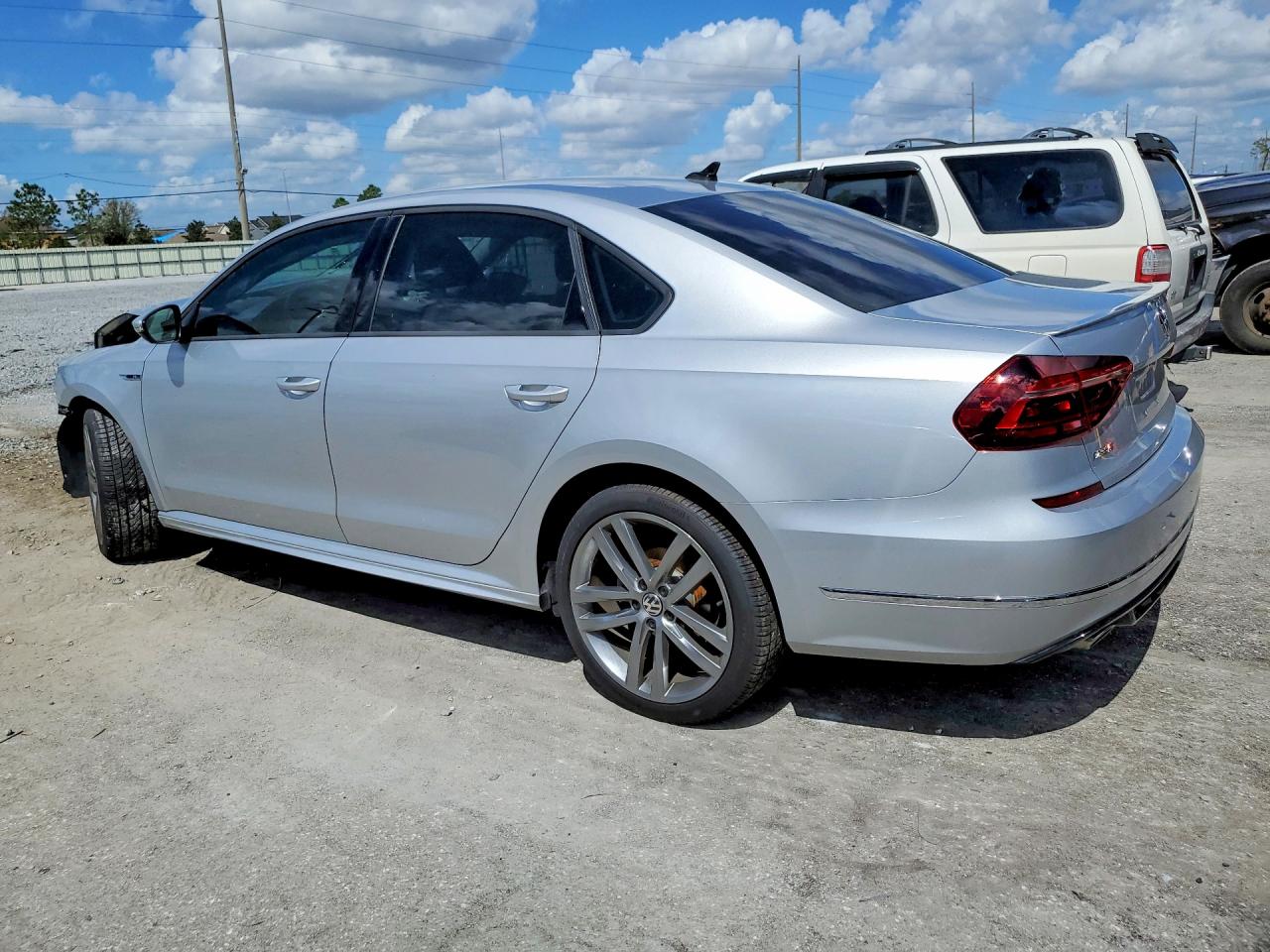 2018 VOLKSWAGEN PASSAT S photo 2