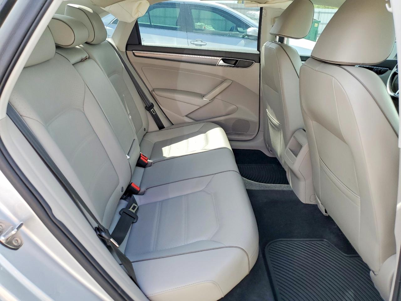 2018 VOLKSWAGEN PASSAT S photo 10