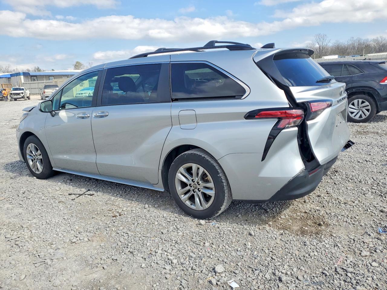 2022 TOYOTA SIENNA XLE 7-PASSENGER photo 2