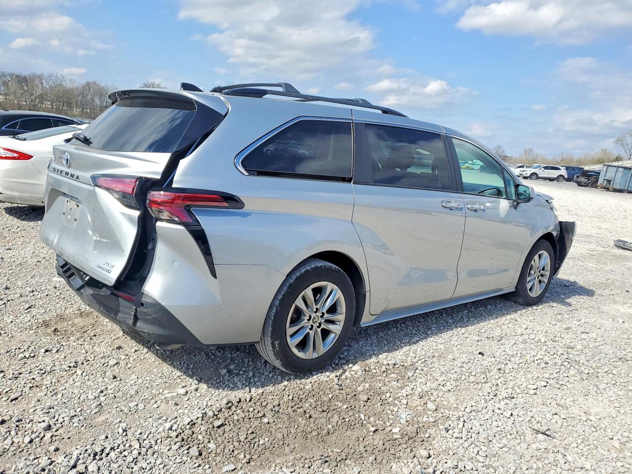 2022 TOYOTA SIENNA XLE 7-PASSENGER photo 3
