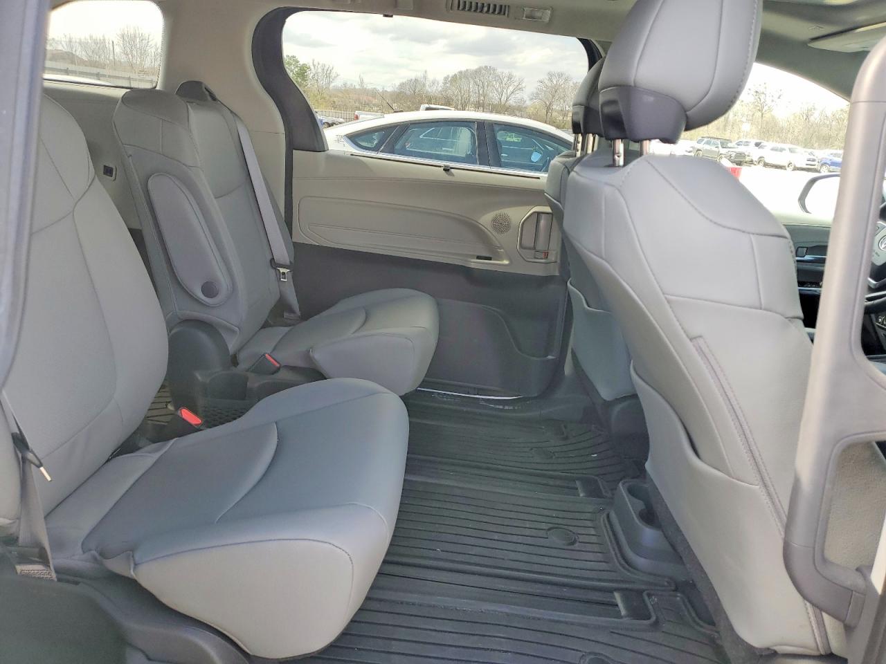 2022 TOYOTA SIENNA XLE 7-PASSENGER photo 11