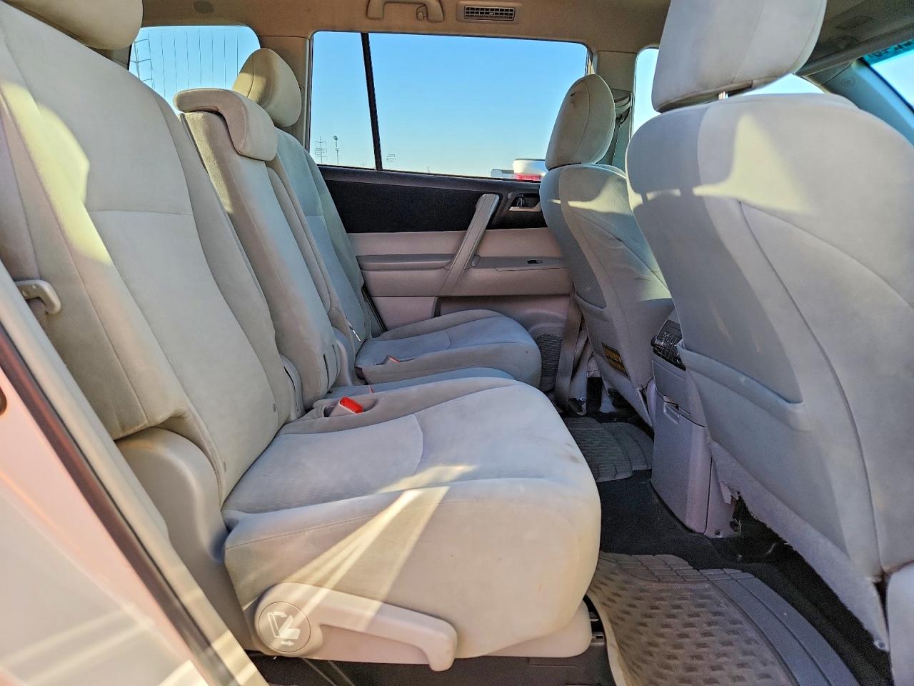 2012 TOYOTA HIGHLANDER BASE photo 11