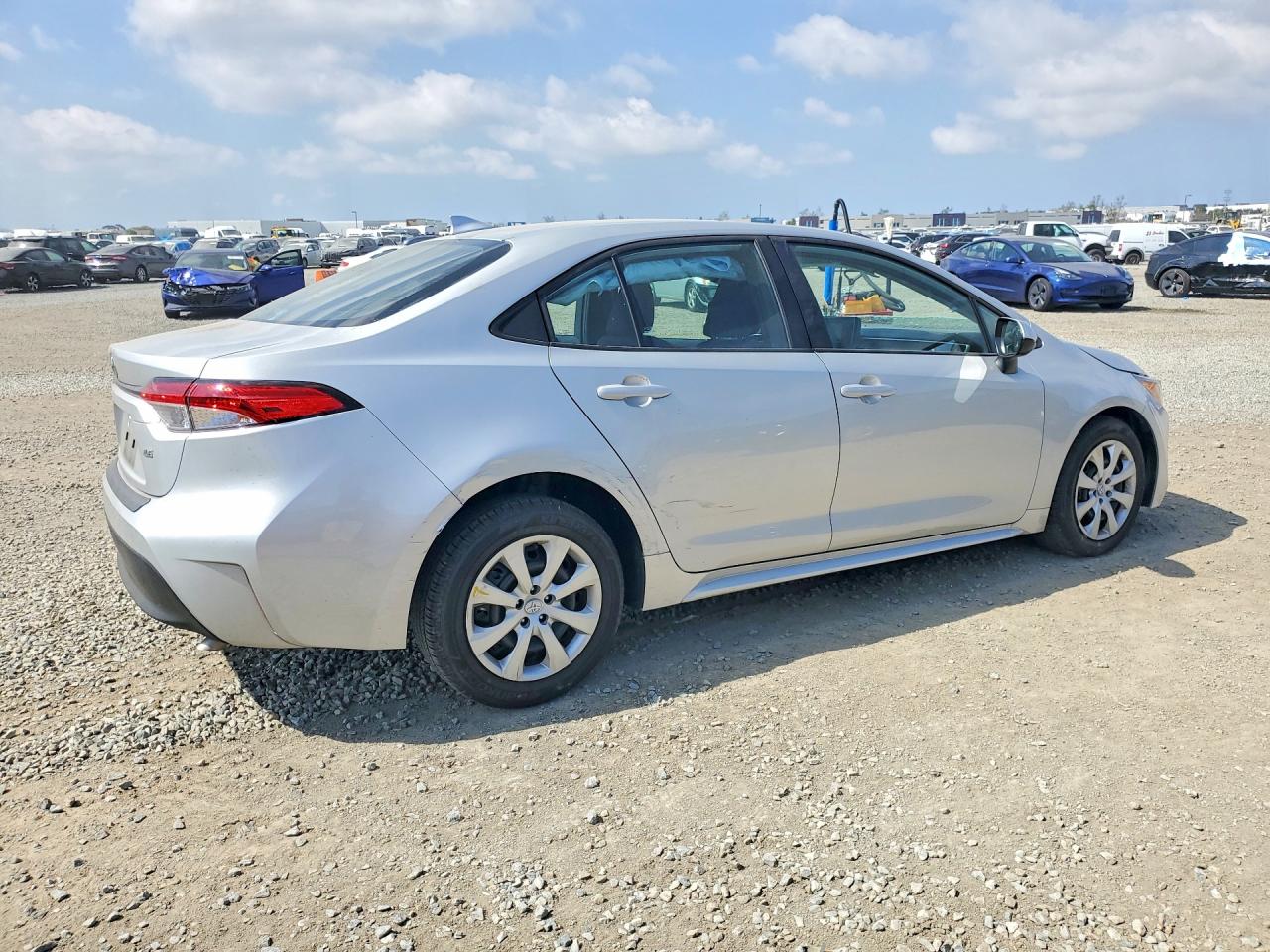 2025 TOYOTA COROLLA LE photo 3