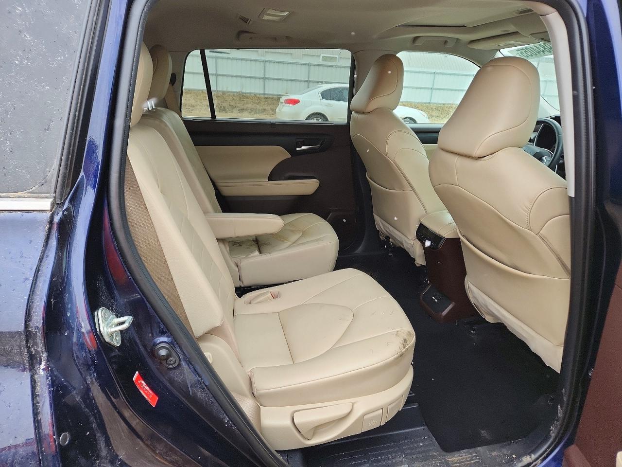 2020 TOYOTA HIGHLANDER XLE photo 21