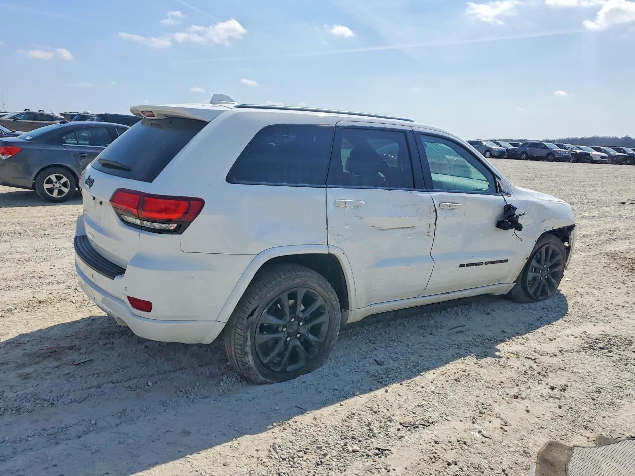 2022 JEEP GRAND CHEROKEE LAREDO E photo 3