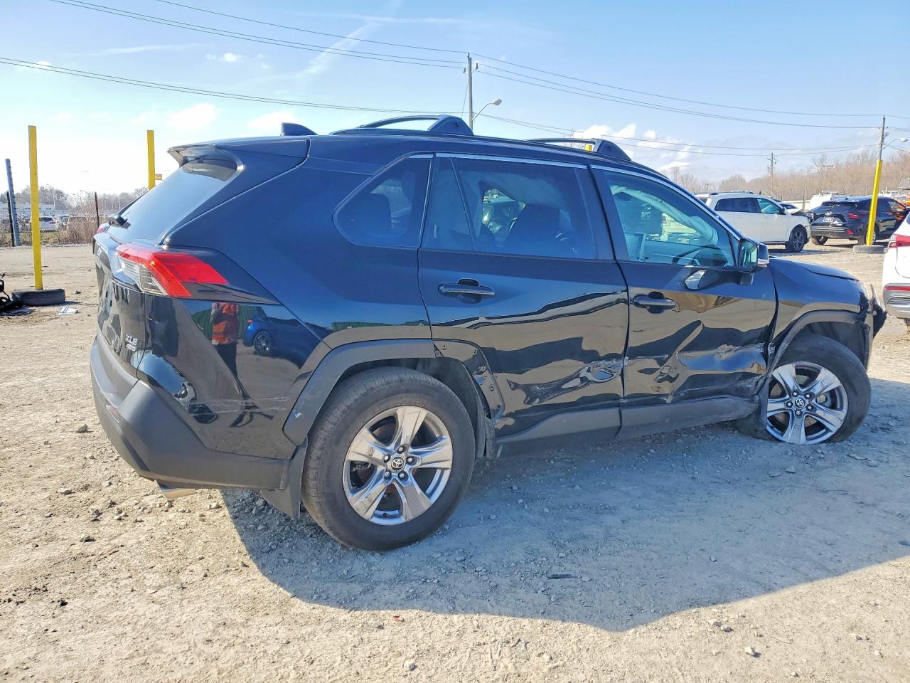 2022 TOYOTA RAV4 XLE photo 3