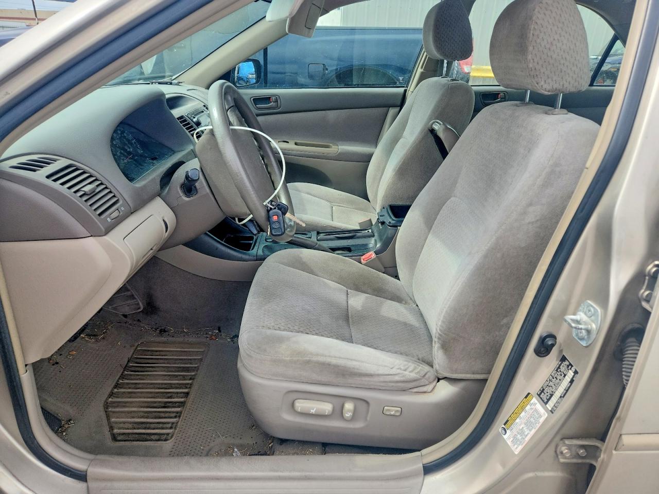 2004 TOYOTA CAMRY LE photo 7