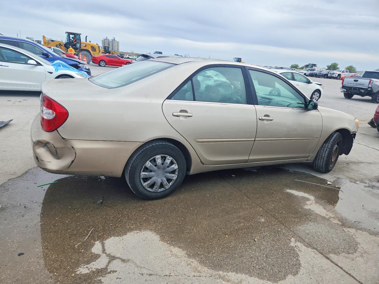 2004 TOYOTA CAMRY LE photo 3