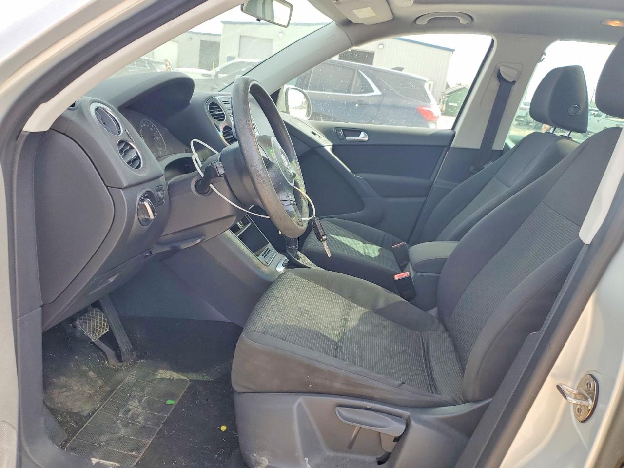 2012 VOLKSWAGEN TIGUAN S photo 7