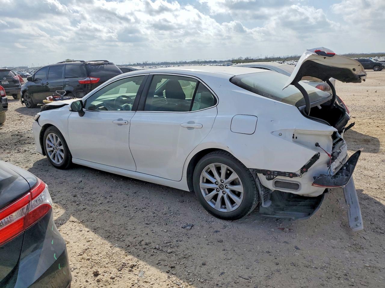 2018 TOYOTA CAMRY LE photo 2