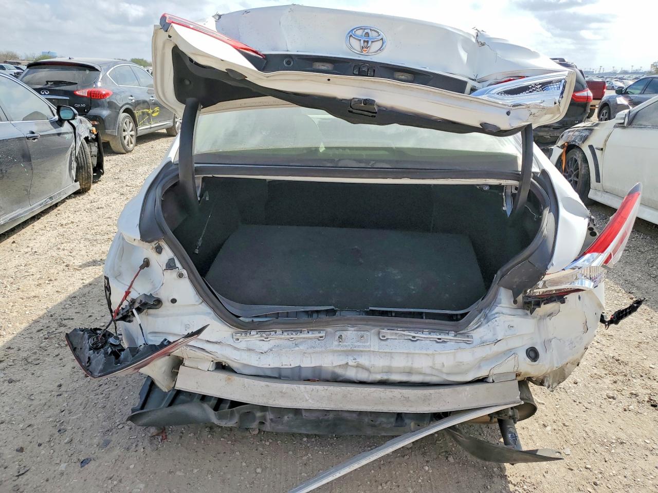 2018 TOYOTA CAMRY LE photo 6