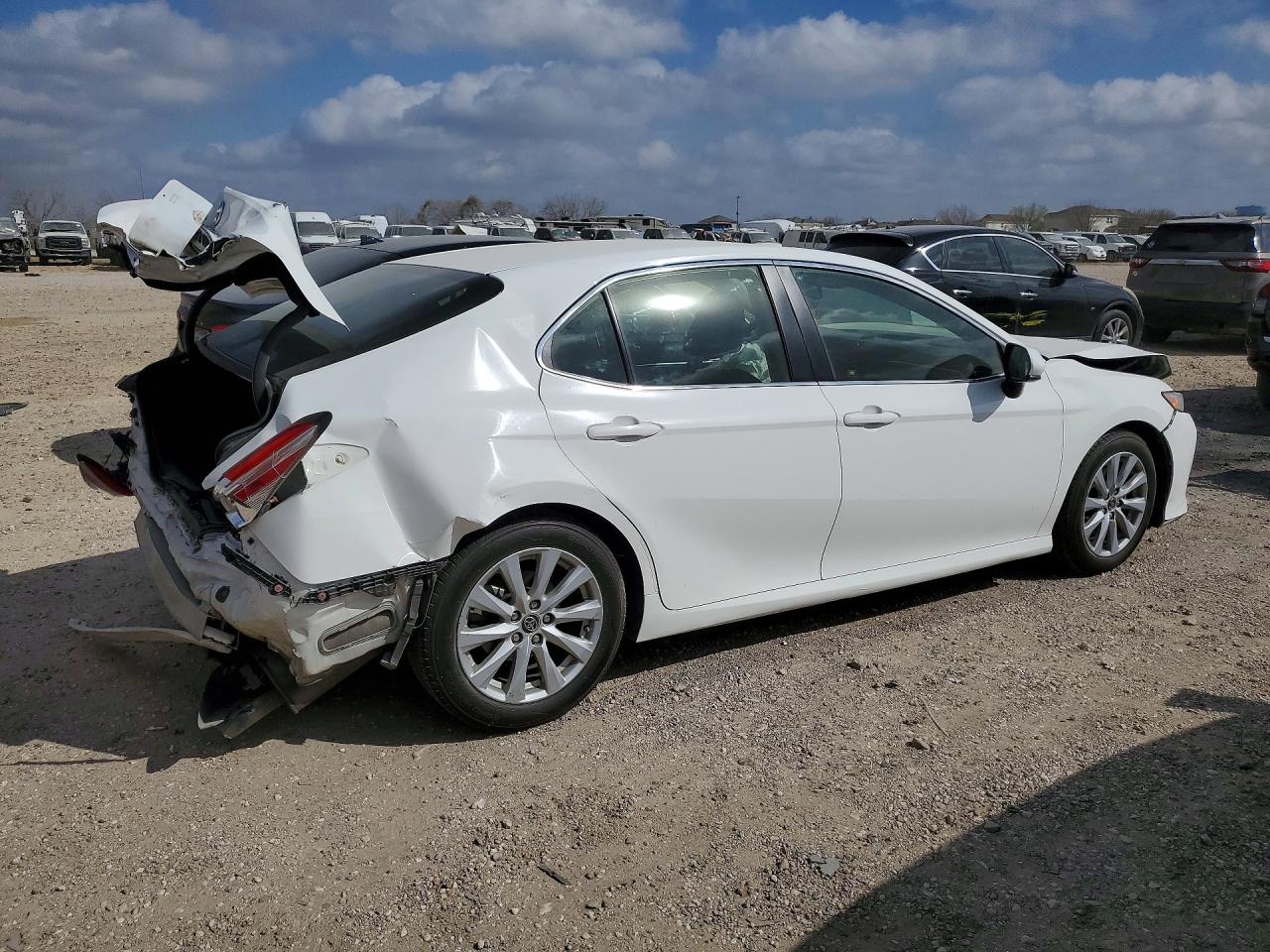 2018 TOYOTA CAMRY LE photo 3