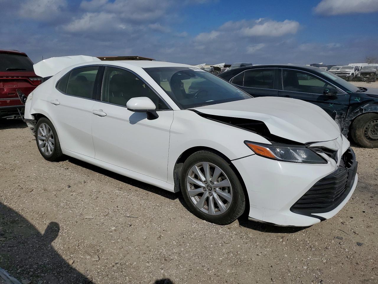 2018 TOYOTA CAMRY LE photo 4