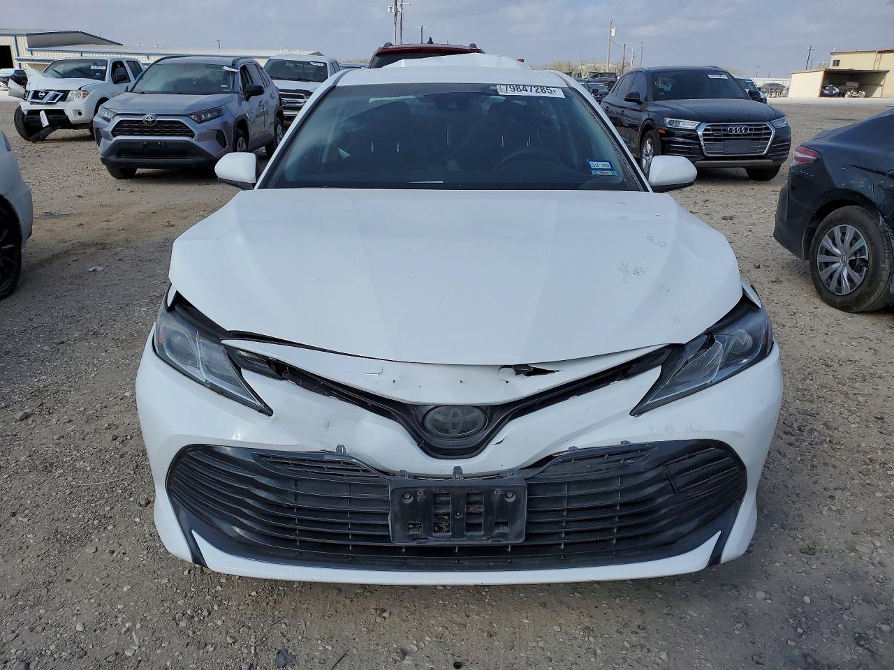 2018 TOYOTA CAMRY LE photo 5