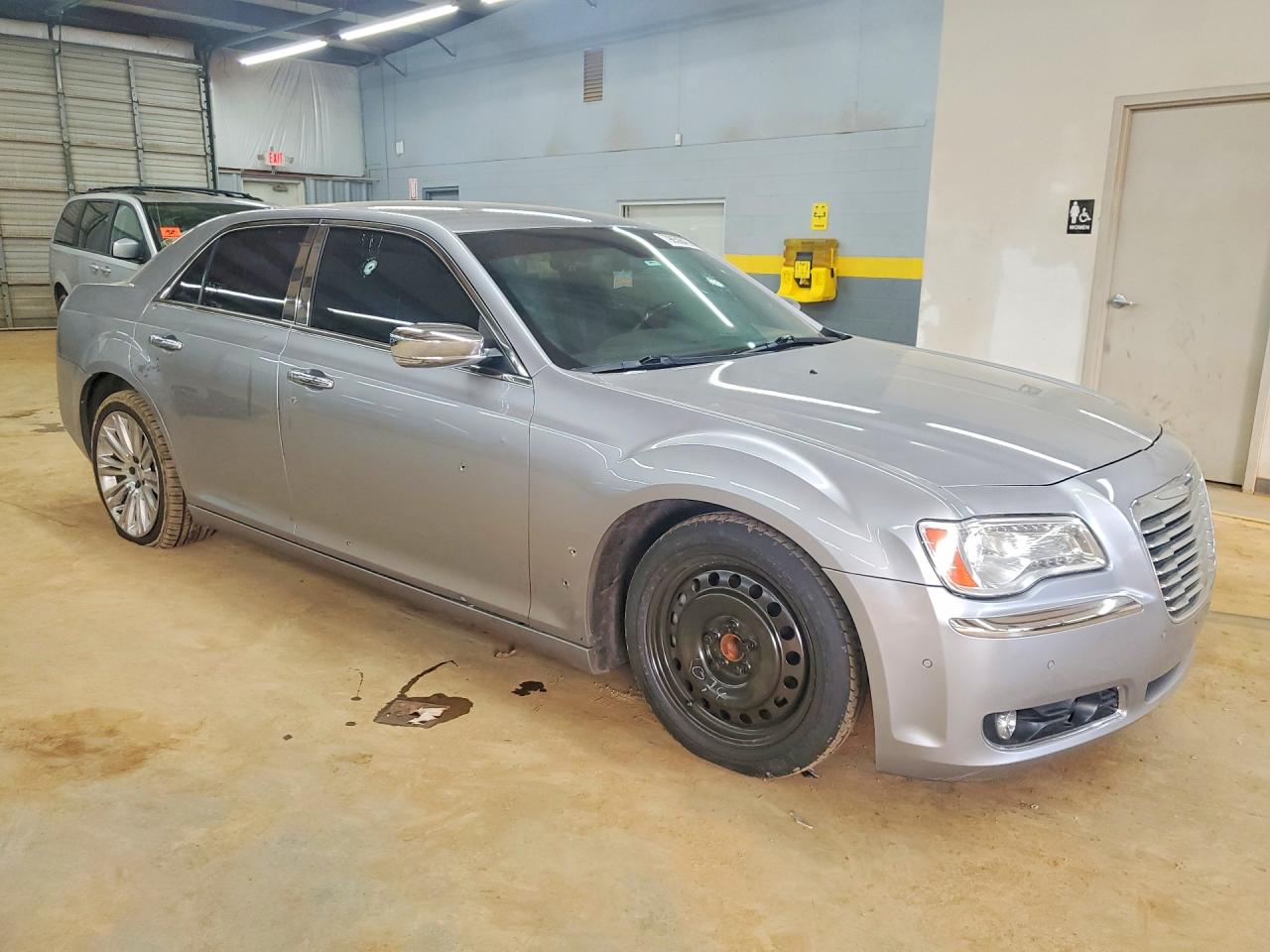 2013 CHRYSLER 300C photo 7