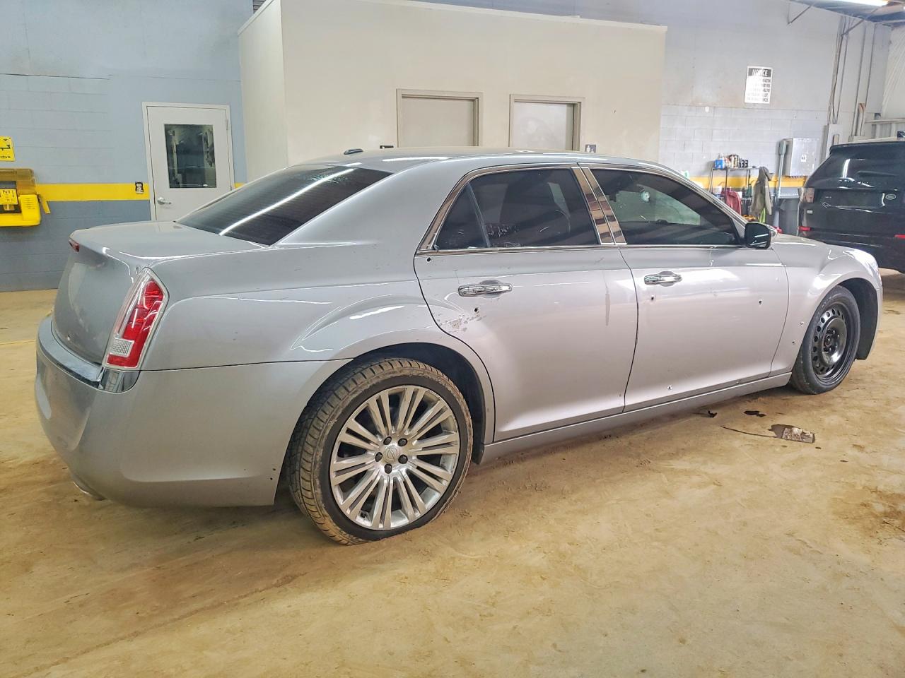 2013 CHRYSLER 300C photo 5