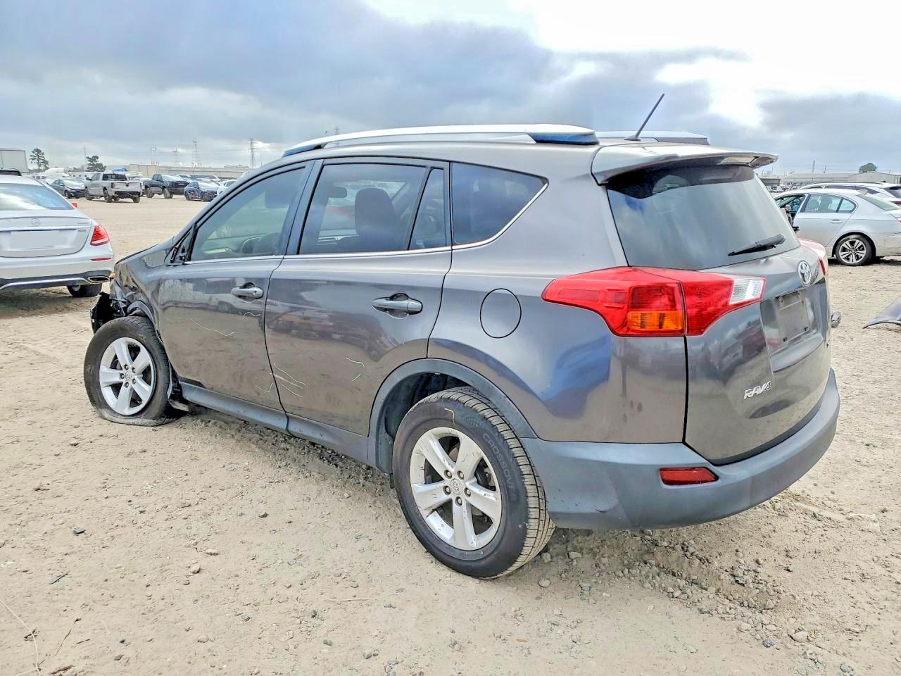 2013 TOYOTA RAV4 XLE photo 2