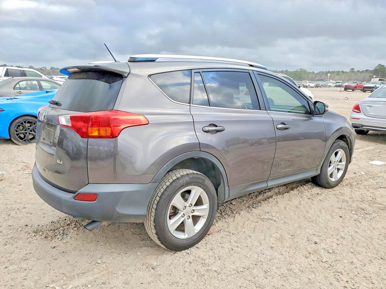 2013 TOYOTA RAV4 XLE photo 3