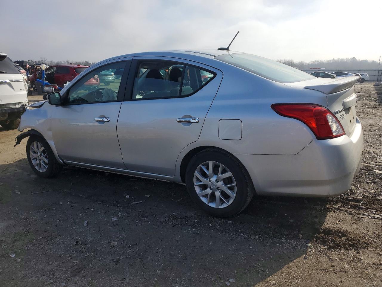2018 NISSAN VERSA SV photo 3